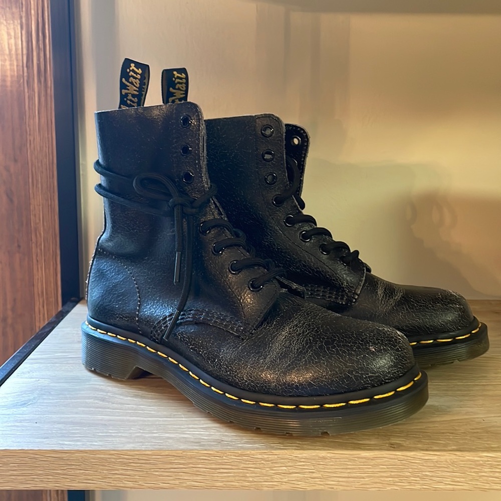 Adorable leather boots! Made with a weathered crackle like finish.